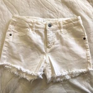 Girls shorts in white, comfortable and cute.
